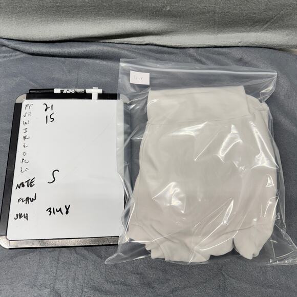 Levi's Cropped Sweatshirt Womens Small Off White Red Center Hit Pullover - Picture 8 of 8